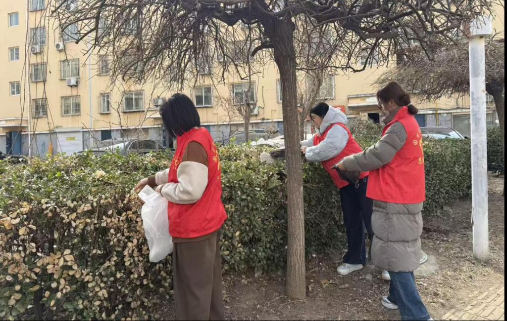 WilliamHill中文官网开展“雷锋精神伴我行，社区焕新我先行”志愿服务活动